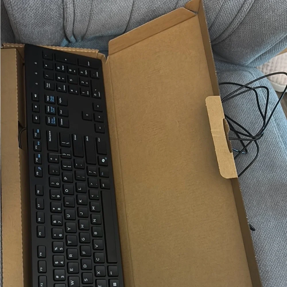Dell ⌨️ keyboard Wired mouse NIB Smokefree